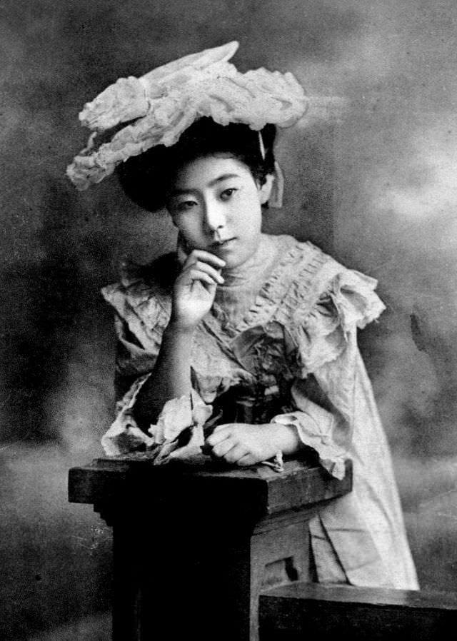 #20 Practical geisha tries on the latest from Paris