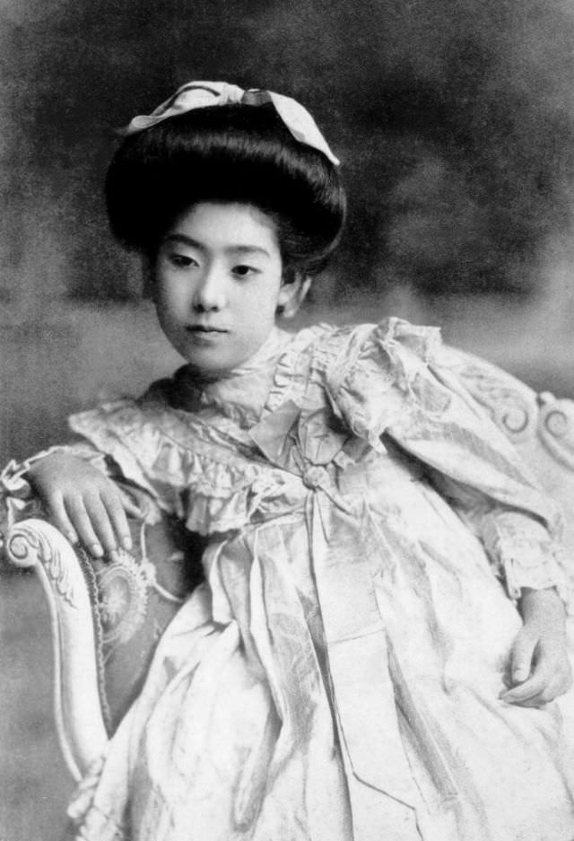 #21 Seated geisha in a dress