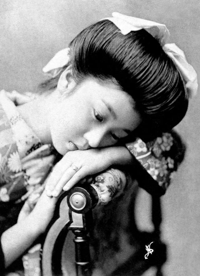 #5 A geisha waits between poses as the photographer changes out lenses