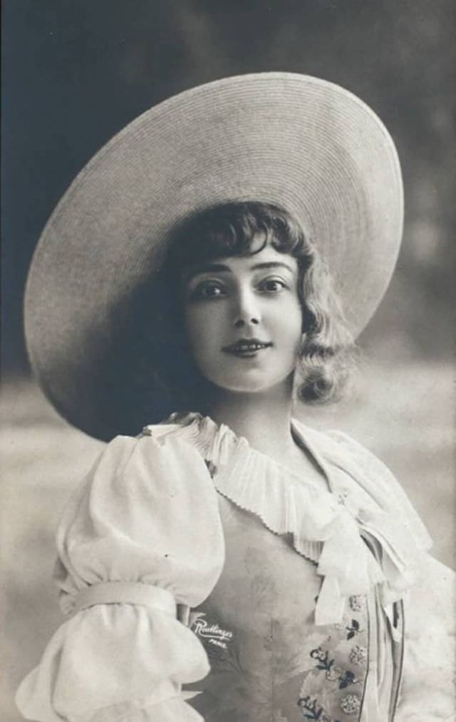 Helene Anna Held: Life Story and Beautiful Photos of a Polish Stage Performer Celebrities