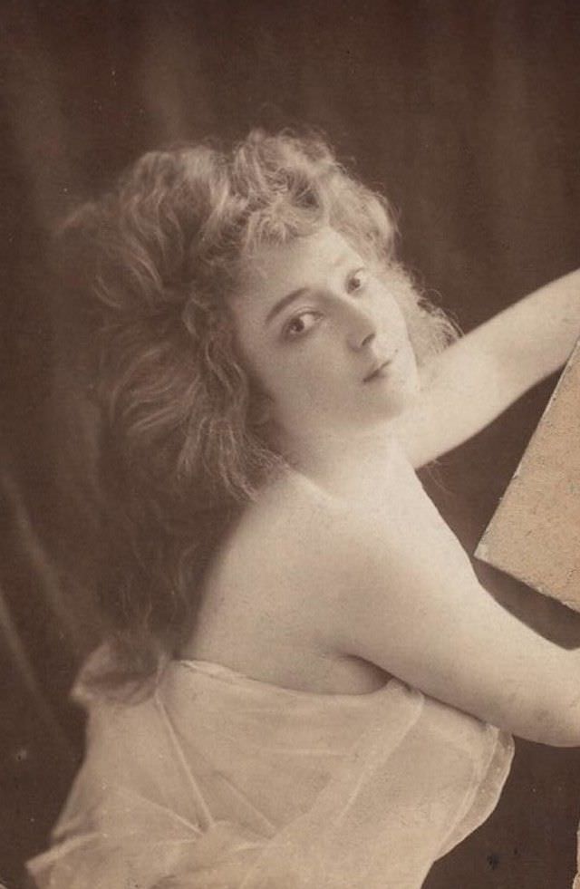 Helene Anna Held: Life Story and Beautiful Photos of a Polish Stage Performer Celebrities