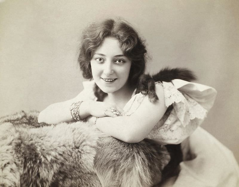 Helene Anna Held: Life Story and Beautiful Photos of a Polish Stage Performer Celebrities