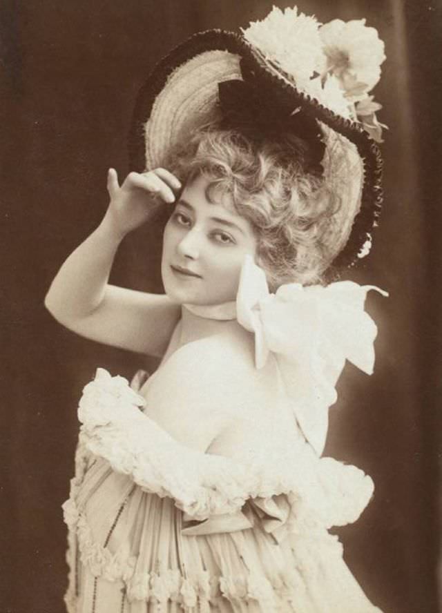 Helene Anna Held: Life Story and Beautiful Photos of a Polish Stage Performer Celebrities