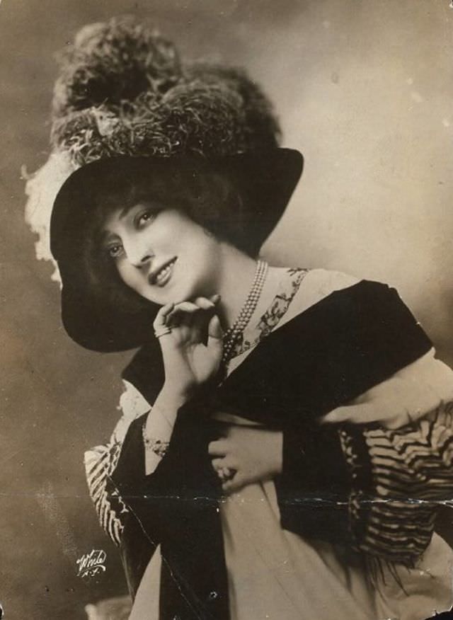 Helene Anna Held: Life Story and Beautiful Photos of a Polish Stage Performer Celebrities