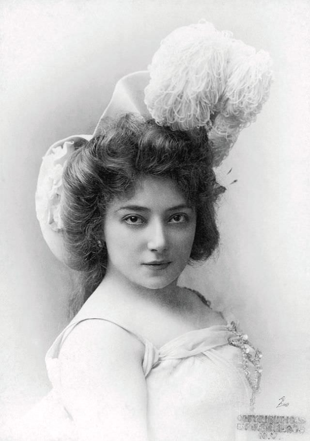 Helene Anna Held: Life Story and Beautiful Photos of a Polish Stage Performer Celebrities