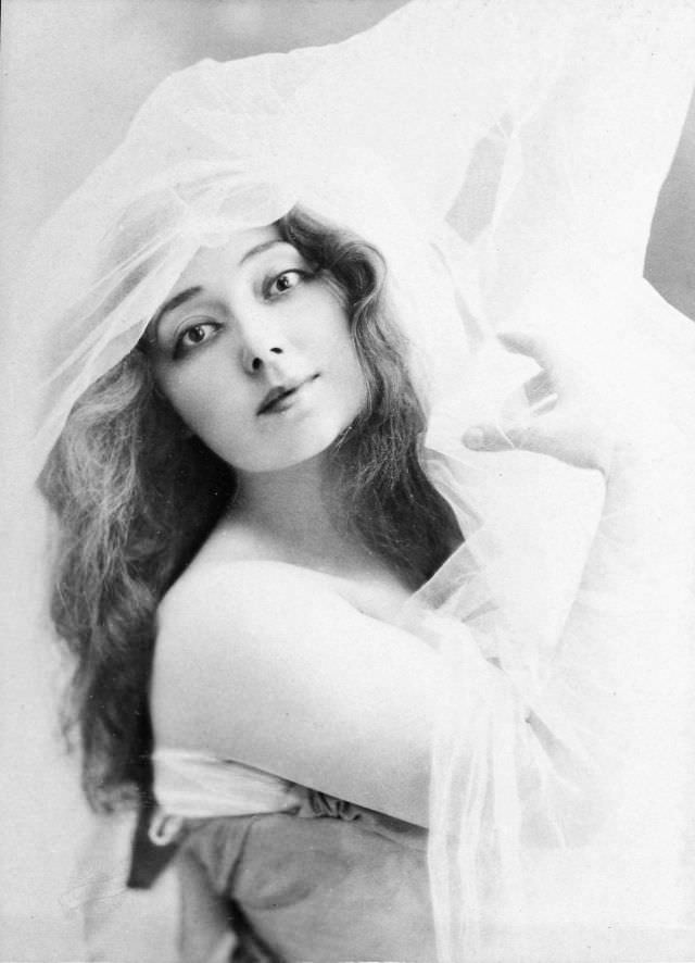 Helene Anna Held: Life Story and Beautiful Photos of a Polish Stage Performer Celebrities