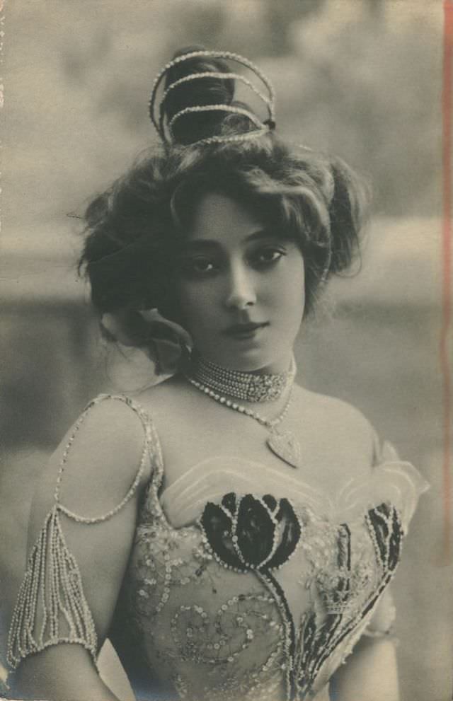 Helene Anna Held: Life Story and Beautiful Photos of a Polish Stage Performer Celebrities
