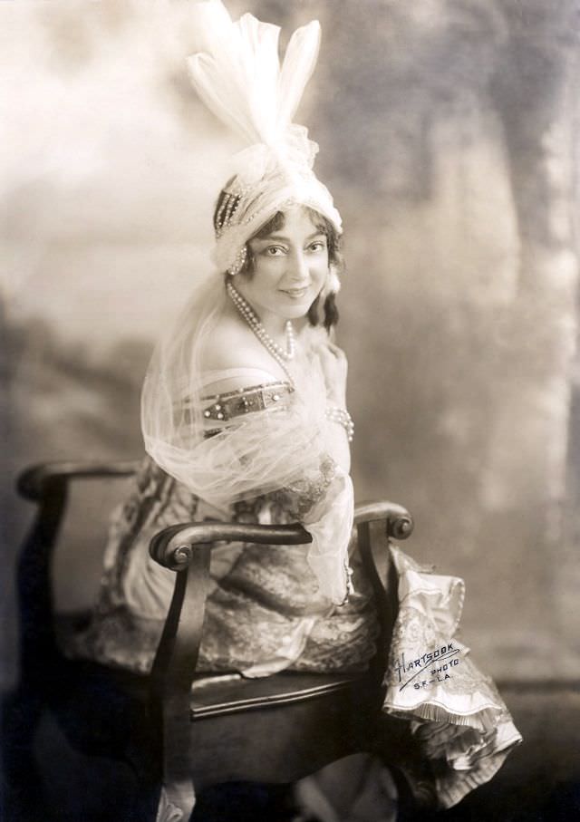 Helene Anna Held: Life Story and Beautiful Photos of a Polish Stage Performer Celebrities