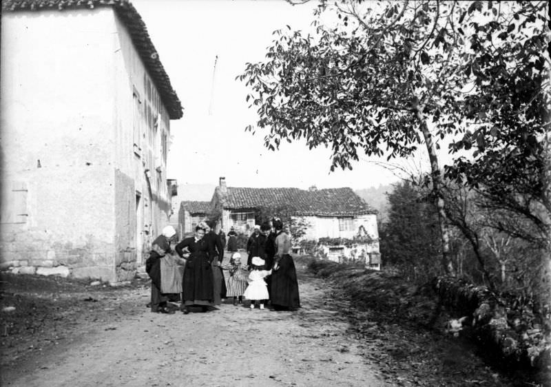 #21 Women and little girls, Luchon Congress, September 10, 1893