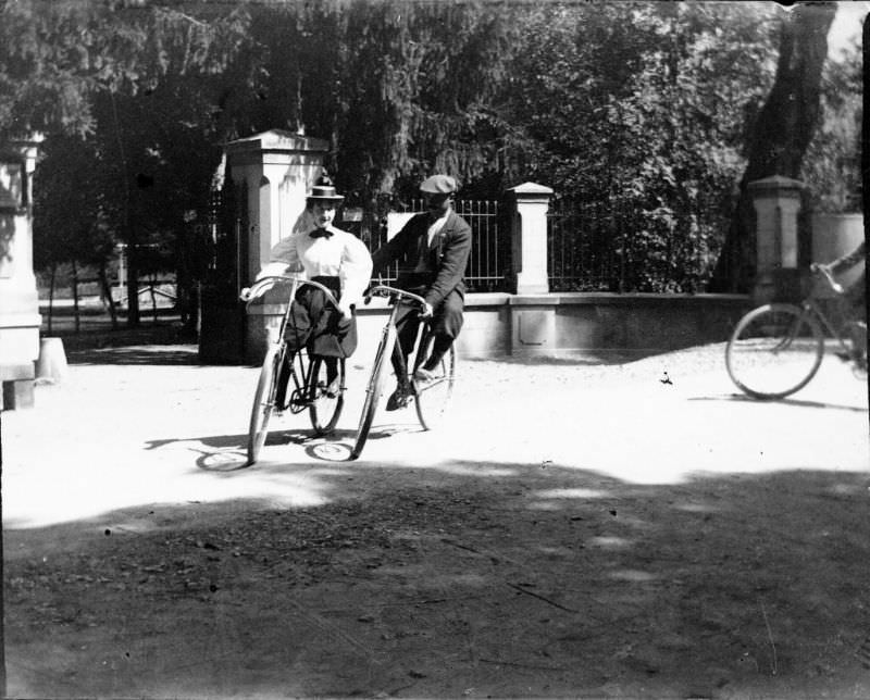 #32 The bicycle lesson, Luchon, September 5, 1895