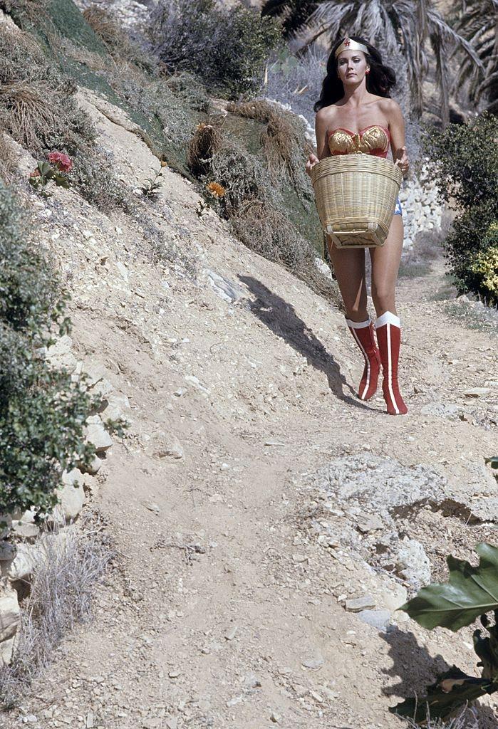 #60 Lynda Carter holding a basket in the episode ‘The Feminum Mystique’.