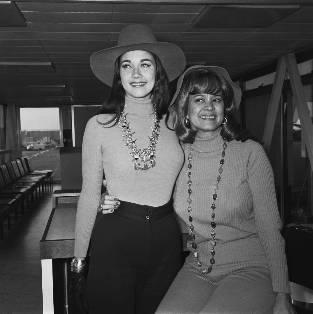 #7 Lynda Carter with her mother, 1972.