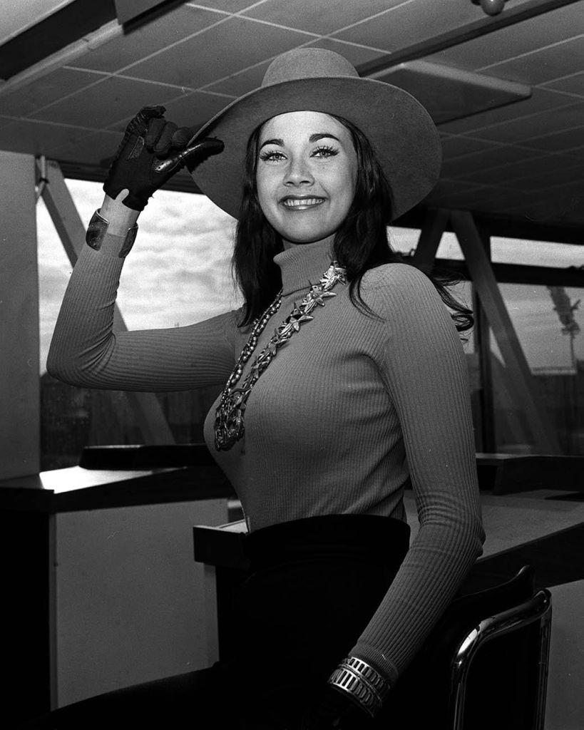 #6 Lynda Carter at London’s Heathrow Airport, 1972.