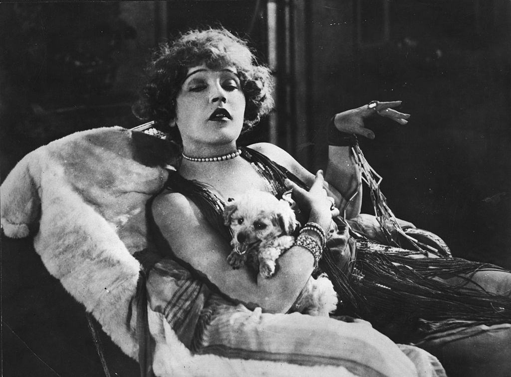 #40 Mae Murray posing on the sofa, 1926.