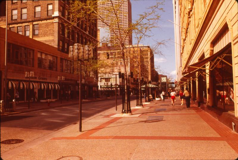 #34 Nicollet Mall near 10th Street, Minneapolis, June 1983