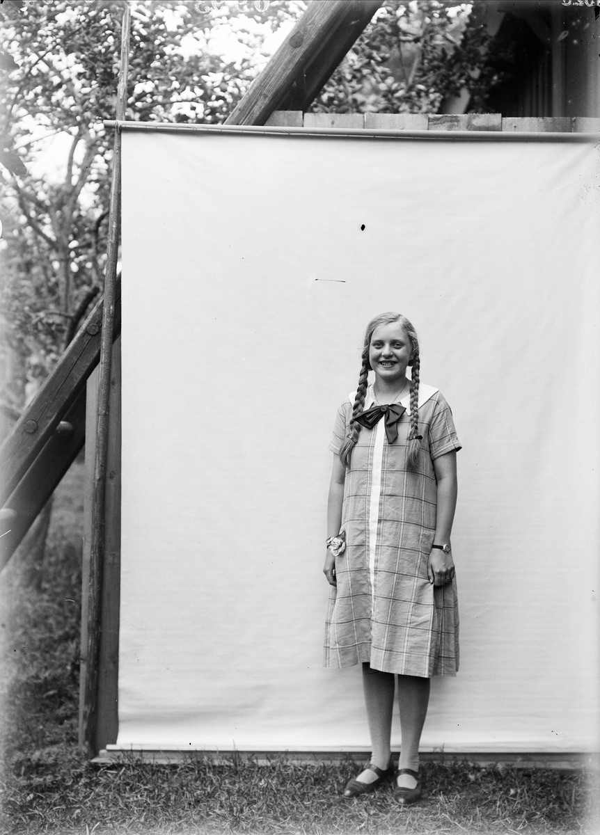 #2 Rut Johanson from Västerås “in front of the fund”, Sävasta, Altuna parish, Uppland 1926