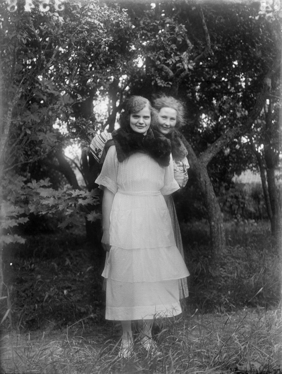 #7 Eva Erikson with friend, Högsberga, Altuna parish, Uppland 1923