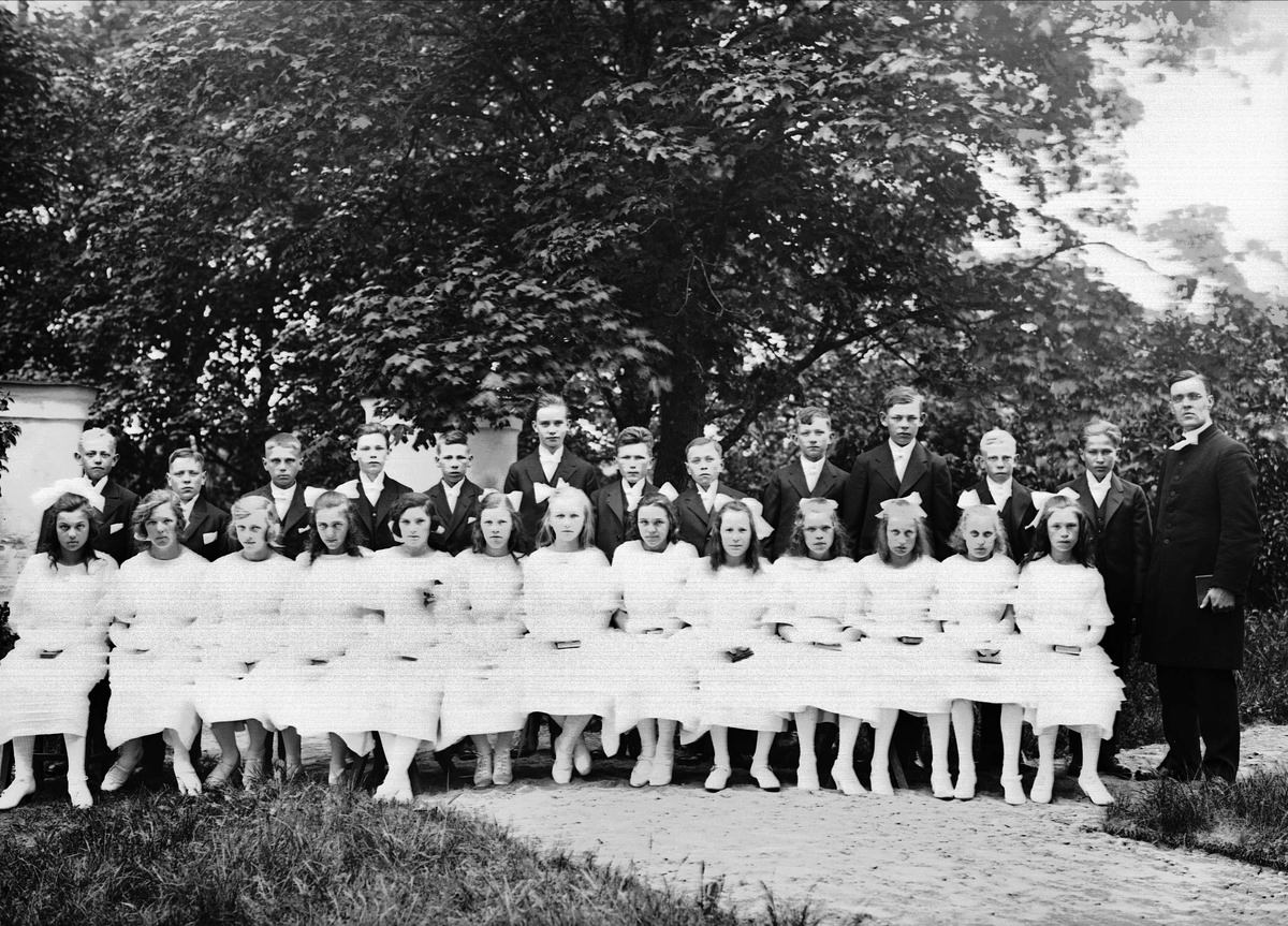 #9 Pastor Magnusson with confirmands outside Altuna church, Uppland 1925