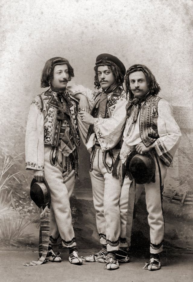 #22 Romanian costumes, 1870s