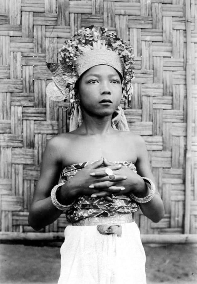 Historical Photos of Balinese Dancers from the Early 20th Century Places &; People