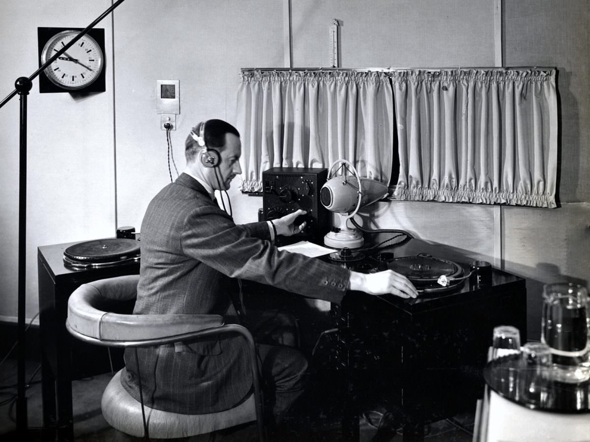 #11 Interior of BBC Broadcasting House in 1932 Studio 7A – ‘Empire Studio’