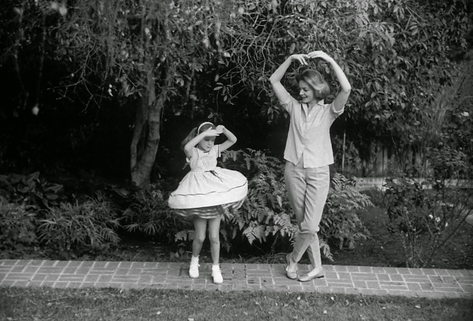 #21 Lauren Bacall with daughter Leslie Bogart at home in Beverly Hills, 1958
