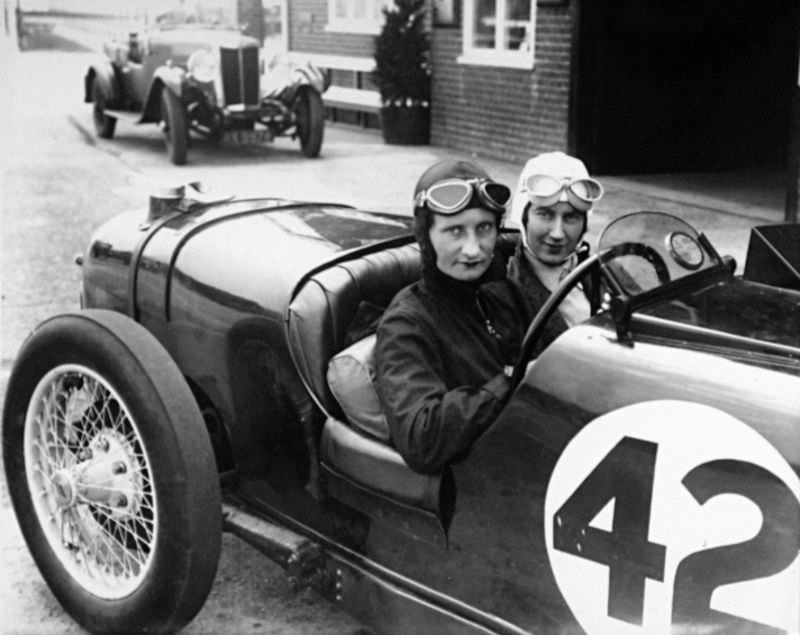Mrs Elsie “Bill” Wisdom and Miss Joan Richmond, July 1932.