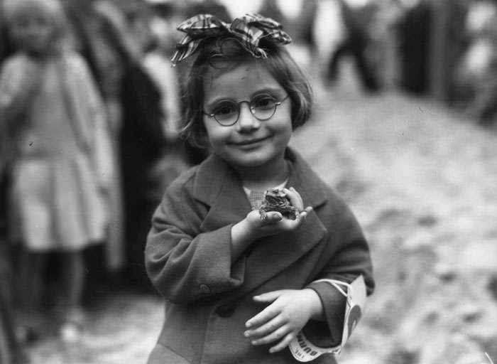 #15 Little girl and her pet toad at a pet show, venice beach, california, 1936