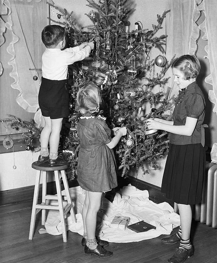 #52 Children pictured decorating a tree in the 1940s