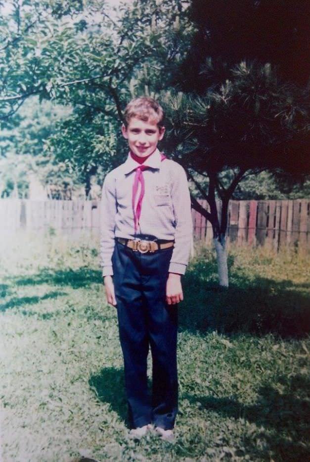 #74 Me 1982 , ‘communist pioneer’ uniform romania