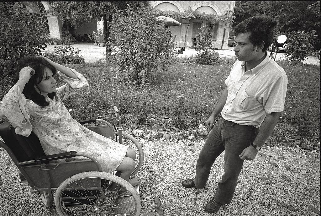 #73 The Italian actress Lisa Gastoni (Elisabetta Gastone) talking to the Italian director Salvatore Samperi on the set of the film Grazie zia, Italy, 1960.