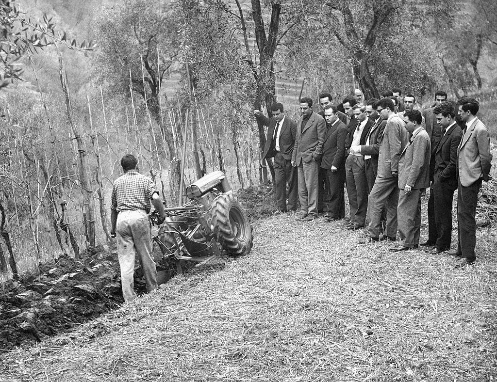 #19 Students of Shell Agricultural Research Centre attending practice exercises of mechanization. Borgo a Mozzano, 1960s
