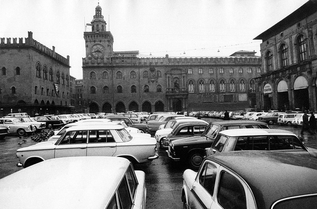 #25 Cars parked on piazza Maggiore facing palazzo d’Accursio. Bologna, 1960s