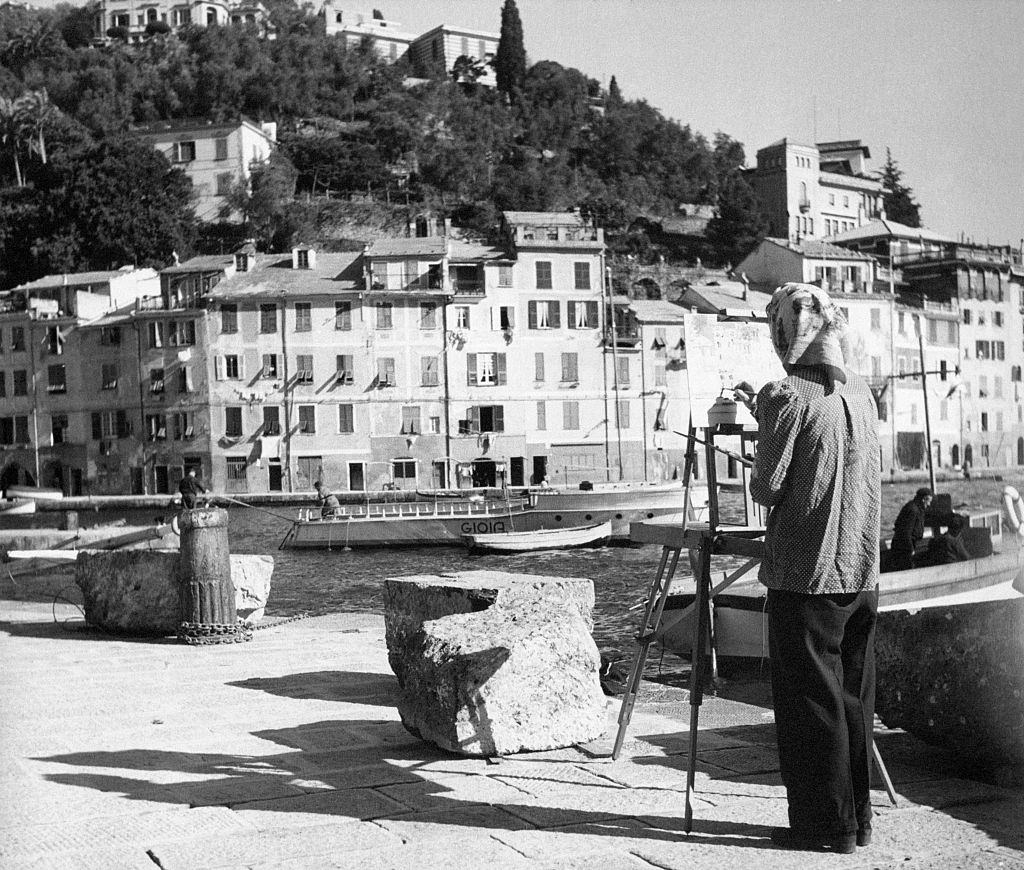 #30 A painter faced backwards paints Portofino’s landscape, 1960s.