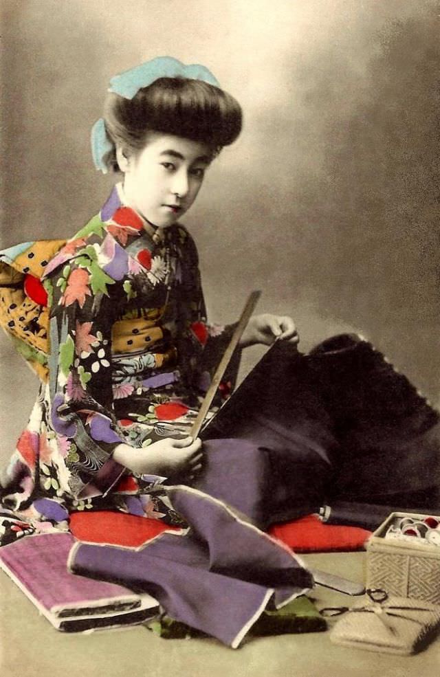 #12 Geisha adjusting her kimono