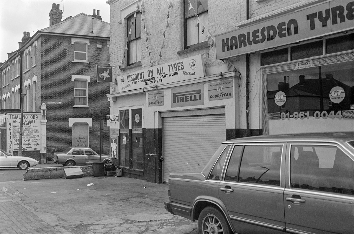 #39 Harlesden Tyres, High St, Harlesden, Brent, 1988