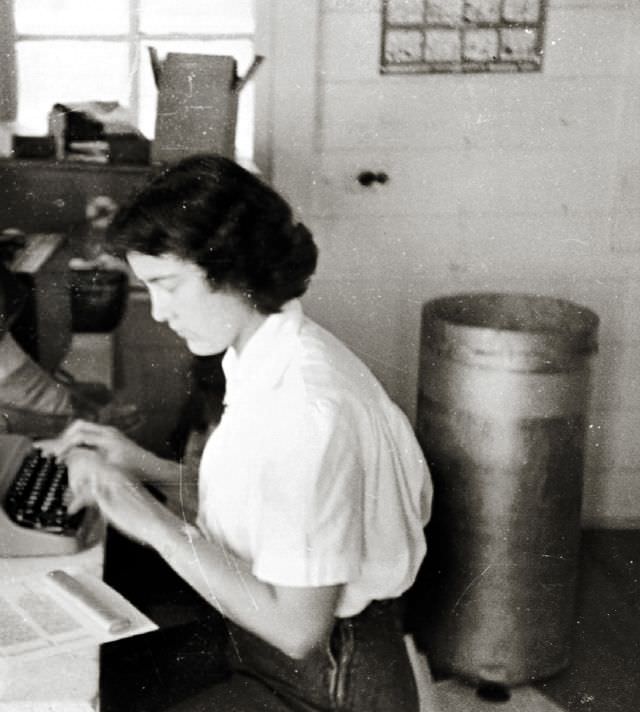 Historical Photos of Ladies using Typewriters from the Past Inventions