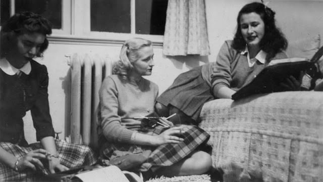 Historical Photos of Ladies using Typewriters from the Past Inventions