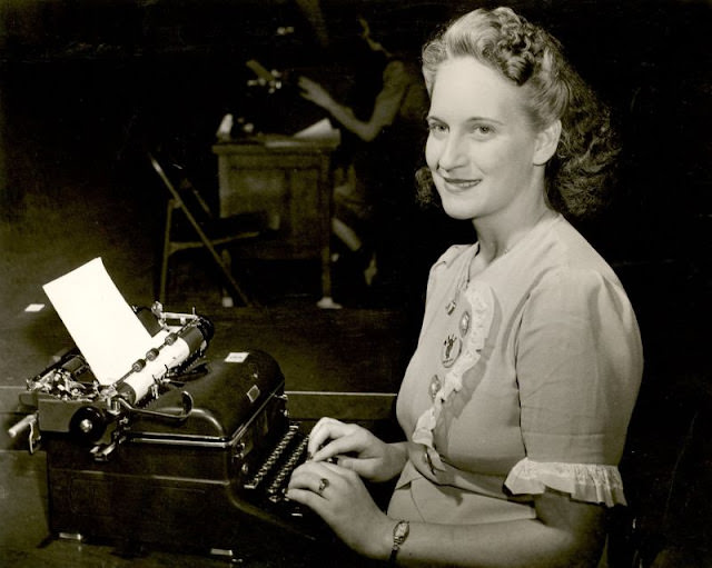 Historical Photos of Ladies using Typewriters from the Past Inventions