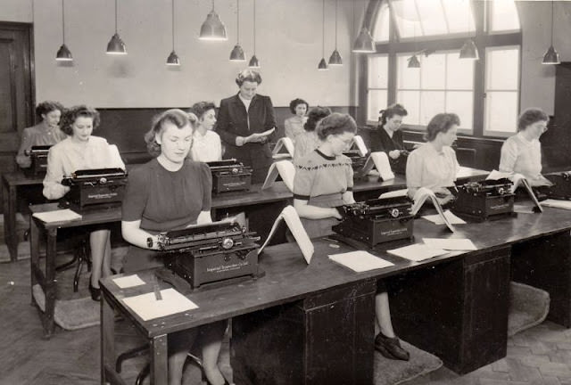 Historical Photos of Ladies using Typewriters from the Past Inventions