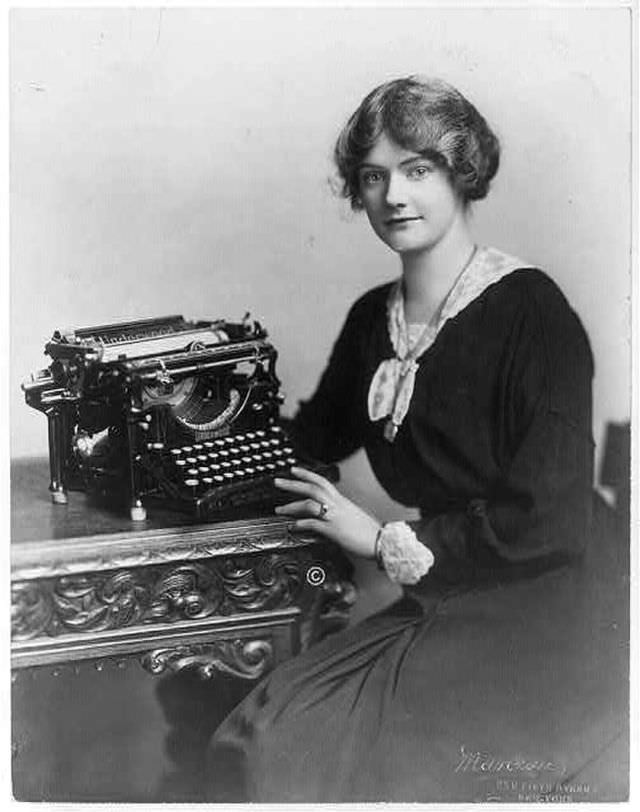 Historical Photos of Ladies using Typewriters from the Past Inventions