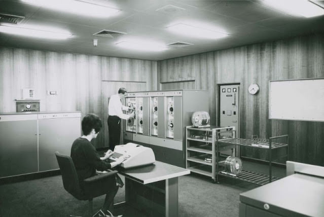 Historical Photos of Ladies using Typewriters from the Past Inventions