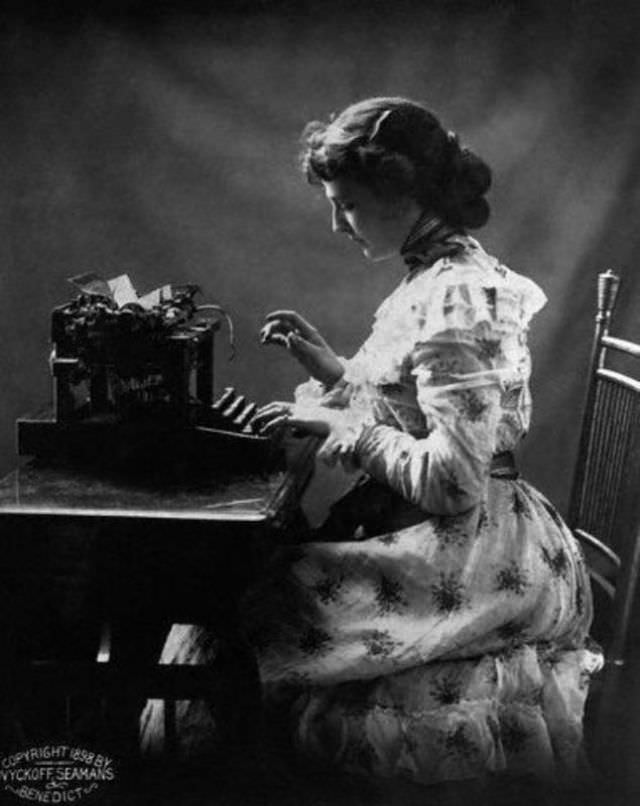 Historical Photos of Ladies using Typewriters from the Past Inventions