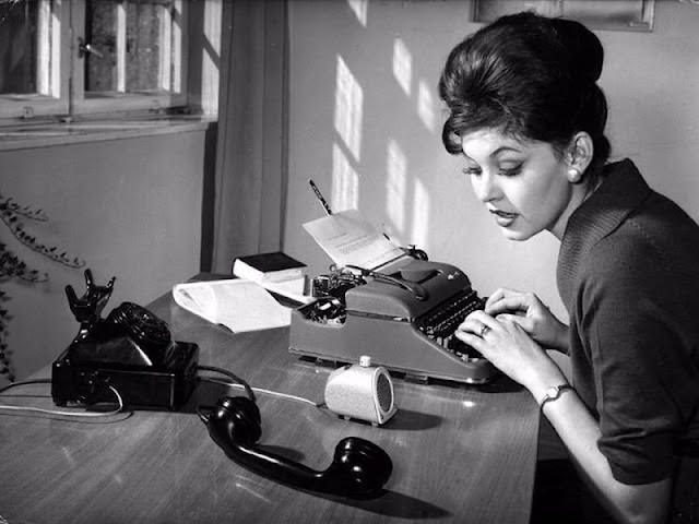 Historical Photos of Ladies using Typewriters from the Past Inventions