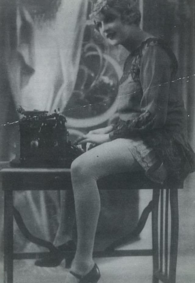 Historical Photos of Ladies using Typewriters from the Past Inventions