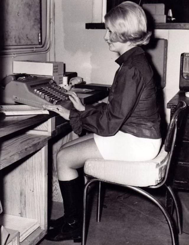 Historical Photos of Ladies using Typewriters from the Past Inventions