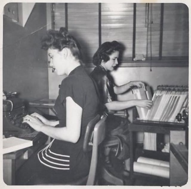 Historical Photos of Ladies using Typewriters from the Past Inventions