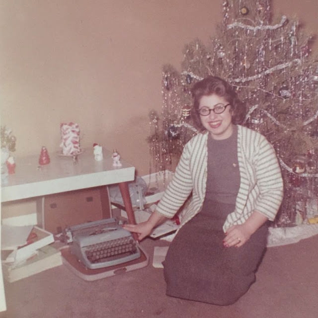 Historical Photos of Ladies using Typewriters from the Past Inventions