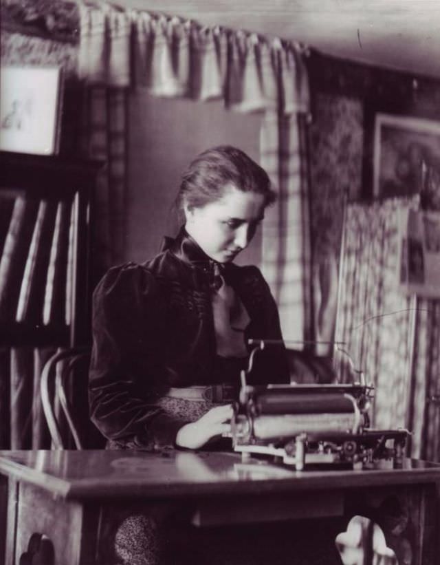 Historical Photos of Ladies using Typewriters from the Past Inventions