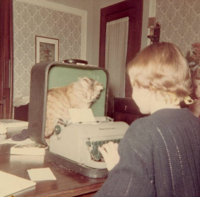 Historical Photos of Ladies using Typewriters from the Past Inventions